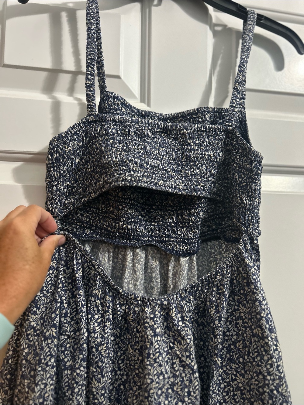 Old Navy Smocked Bodice Floral Midi in blue White beautiful back and pockets - Picture 4 of 5